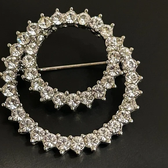 Vintage Clear Crystal Rhinestone Wreath Brooch Pin - Picture 9 of 12